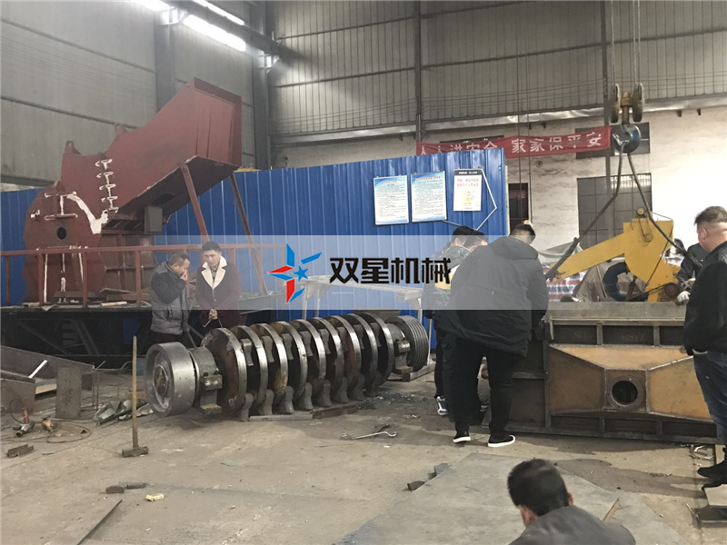 一臺小型廢鋼破碎機設備每小時可以產多少噸易拉罐？